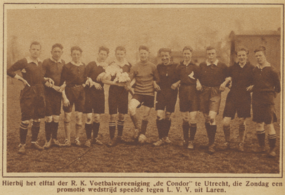 871137 Groepsportret van het elftal van de R.K. Voetbalvereeniging 'De Condor' te Utrecht, bij de promotiewedstrijd ...
